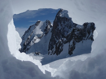 Aiguille Blanche - Discsa con gli sci di Luca Rolli e Francesco Civra Dano 04/06/2010.