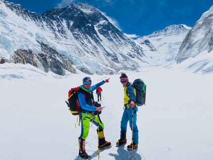 Everest, Lhotse, Marco Camandona, François Cazzanelli - Marco Camandona and François Cazzanelli pointing towards Lhotse
