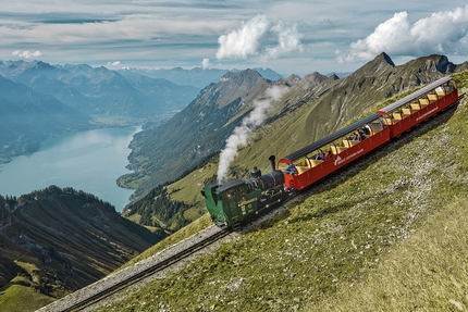 Svizzera bike tour - Svizzera Regione di Berna: la ferrovia a cremagliera Brienzer Rothorn sopra il lago Brienz. 