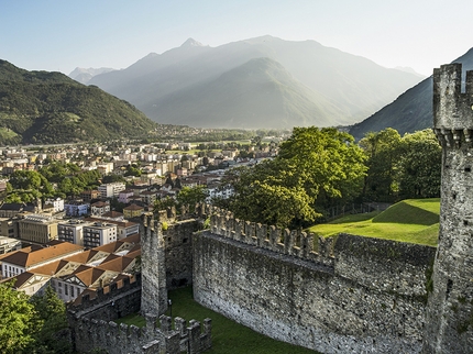 Svizzera bike tour - Svizzera Canton Ticino: vista su Bellinzona dal Castello Montebello