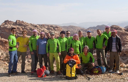 Giordania arrampicata - Giordania arrampicata: foto del gruppo CAI composto da Maurizio Giordani, Manrico Dell’Agnola, Andrea Cattarossi, Marco Scagnetto, Maurizio Oviglia, Luca Schiera, Umberto Del Vecchio, Erik Lazarus, Gianluca Cavalli, Marcello Sanguineti, Angelo Taddei, Alberto Rampini e Lorella Franceschini.