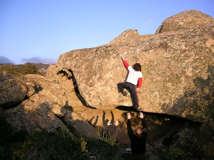 Bouldering Monte Ortobene, Sardegna - Monte Ortobene boulder: A Marratzu su Totem 7A+, settore Sa Radichina