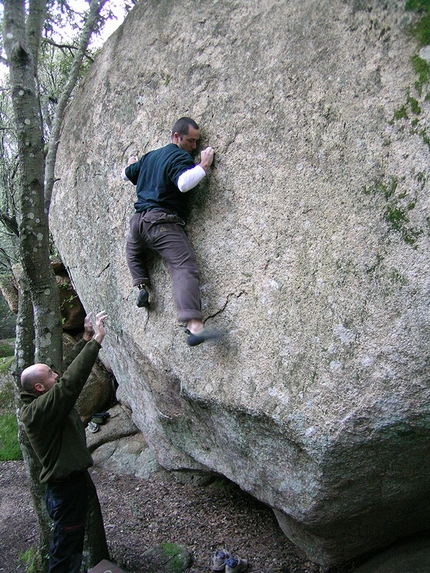 Bouldering Monte Ortobene, Sardegna - Monte Ortobene boulder: Crostine 6C/7A, settore Sa Radichina