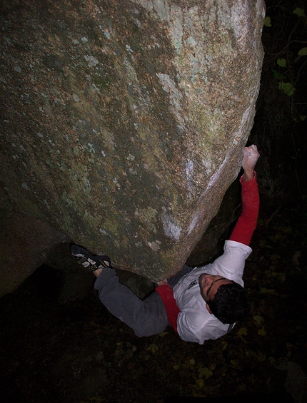 Bouldering Monte Ortobene, Sardegna - Monte Ortobene boulder: Filippo Manca su Il Calvario 7C