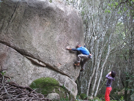 Bouldering Monte Ortobene, Sardegna - Monte Ortobene boulder: Giorgio Soddu su Anzoneddu a sa brambilla 6B+, settore Punta Janas