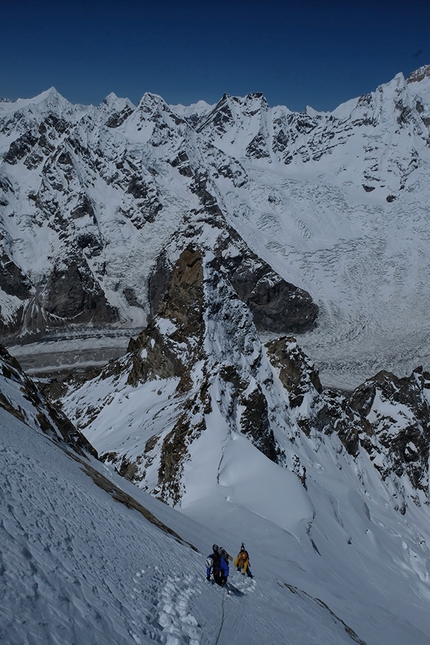 Laila Peak, Pakistan, Carole Chambaret, Tiphaine Duperier, Boris Langenstein -  Carole Chambaret, Tiphaine Duperier e Boris Langenstein in salita sul Laila Peak il 11/05/2018 prima della prima discesa integrale