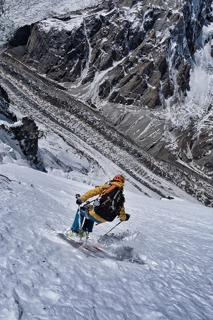 Laila Peak, Pakistan, Carole Chambaret, Tiphaine Duperier, Boris Langenstein - Terreno ripido durante la prima discesa integrale del Laila Peak in Pakistan, effettuato il 11/05/2018 dai francesi Carole Chambaret, Tiphaine Duperier e Boris Langenstein