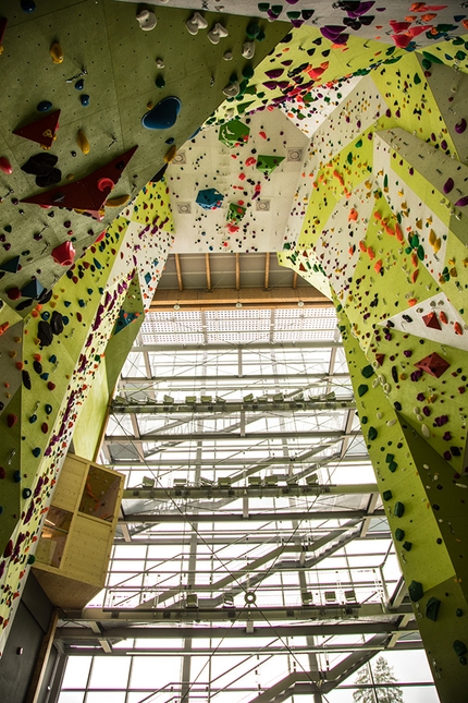 Palestra d'arrampicata Lino Lacedelli, Cortina d'Ampezzo - La palestra d'arrampicata Lino Lacedelli a Cortina d'Ampezzo: 80 vie con difficoltà che vanno dal 3a al 8c e con una altezza massima di 24 metri ed uno sviluppo di 30 metri.