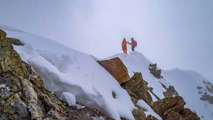 Gross Grünhorn, Svizzera, Dani Arnold, Stephan Ruoss - Dani Arnold e Stephan Ruoss in cima a Gross Grünhorn 4044m, Svizzera il 12/05/2018 dopo la prima salita di Exile on Main Street