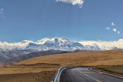 Shishapangma Expedition 2018, Luka Lindič, Ines Papert - Shishapangma Expedition 2018: view to Shishapangma from the road towards Nyalam.