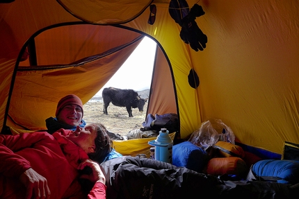 Shishapangma Expedition 2018, Luka Lindič, Ines Papert - Shishapangma Expedition 2018: Luka Lindič & Ines Papert relaxing in basecamp. 