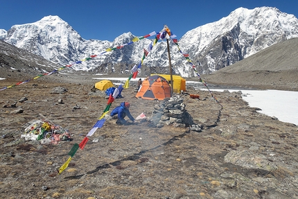 Shishapangma Expedition 2018, Luka Lindič, Ines Papert - Shishapangma Expedition 2018: Puja in basecamp.