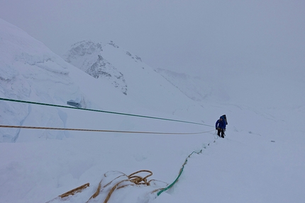 Shishapangma Expedition 2018, Luka Lindič, Ines Papert - Shishapangma Expedition 2018: starting the descent from Nyanang Ri.