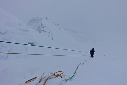 Shishapangma Expedition 2018, Luka Lindič, Ines Papert - Shishapangma Expedition 2018: starting the descent from Nyanang Ri.