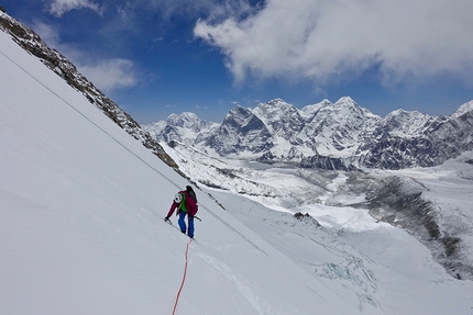 Shishapangma Expedition 2018, Luka Lindič, Ines Papert - Shishapangma Expedition 2018: traverse above the serac on Pungpa Ri.