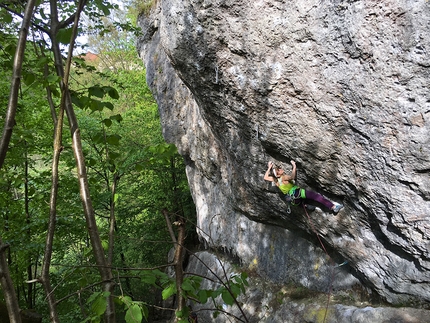 Angela Eiter velocemente da 8c in Frankenjura