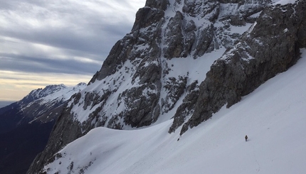 Gran Sasso d’Italia, Corno Grande, Vetta Orientale, Luca Gasparini, Riccardo Pilati, Giulio Zoppis - Una Vez Mas, Vetta Orientale Corno Grande: Riccardo Pilati in avvicinamento alla via 