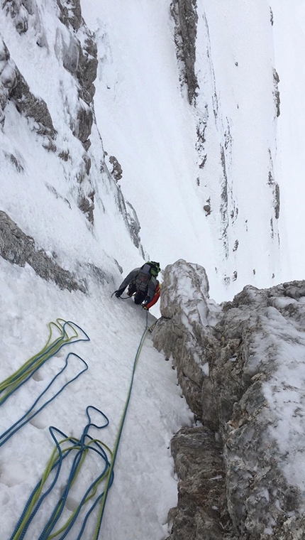 Gran Sasso d’Italia, Corno Grande, Vetta Orientale, Luca Gasparini, Riccardo Pilati, Giulio Zoppis - Una Vez Mas, Vetta Orientale Corno Grande: Giulio Zoppis e Riccardo Pilati in uscita dal secondo tiro 