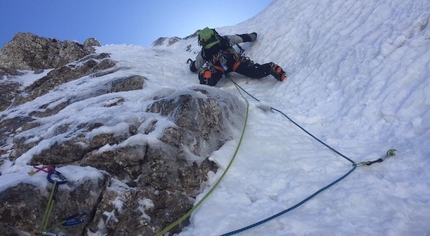 Gran Sasso d’Italia, Corno Grande, Vetta Orientale, Luca Gasparini, Riccardo Pilati, Giulio Zoppis - Una Vez Mas, Vetta Orientale Corno Grande: Giulio Zoppis sul tratto a 90 del quinto tiro