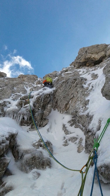 Gran Sasso d’Italia, Corno Grande, Vetta Orientale, Luca Gasparini, Riccardo Pilati, Giulio Zoppis - Una Vez Mas, Vetta Orientale Corno Grande: Riccardo Pilati che affronta uno dei tratti di misto della Parte finale della via 