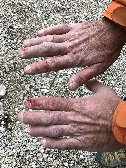 Punta Cusidore, Sardegna, Passavamo sulla terra leggeri, Giovanni Manconi, Maurizio Oviglia - Mani dopo una giornata in parete al freddo di novembre