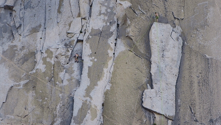 Alex Honnold, Tommy Caldwell, The Nose, El Capitan, Yosemite - The Nose Speed record: Tommy Caldwell sulla caratteristica The Boot a circa metà via, mentre Alex Honnold continua a salire a sinistra