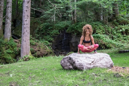 Sara Grippo - Yoga con Sara Grippo in Valle di Daone durante il raduno boulder Gramitico