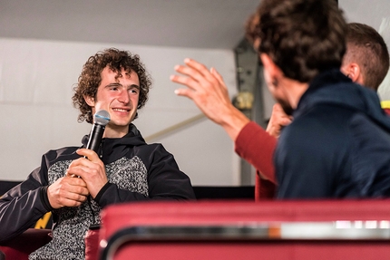 GraMitico 2018, Valle di Daone - Adam Ondra alla serata con Stefano Gisolfi e Simone Raina al GraMitico 2018 in Valle di Daone