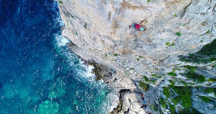 Pedra Longa, Baunei, Sardegna arrampicata - Arrampicata a Pedra Longa: Maurizio Oviglia sale Arde il Mare 6b