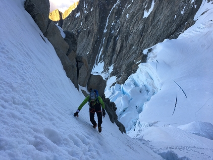 Cresta dell'Innominata, Monte Bianco, Denis Trento, Robert Antonioli - Cresta dell'Innominata: Denis Trento durante la veloce salita il 28/06/2018 insieme a Robert Antonioli