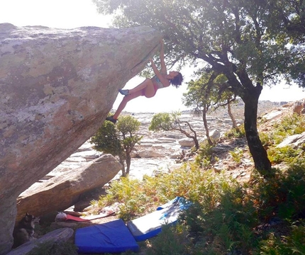 Ikaria Island, Greece, climbing - Ikaria Island: Argyro Papathanasiou bouldering