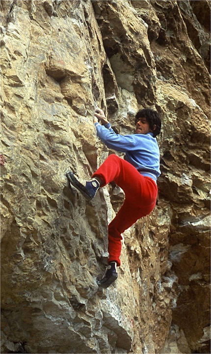 Erto, I ragazzi dello zoo di Erto - I ragazzi dello zoo di Erto: Sandro Neri, primissimi boulder con le mitiche scarpette EB.