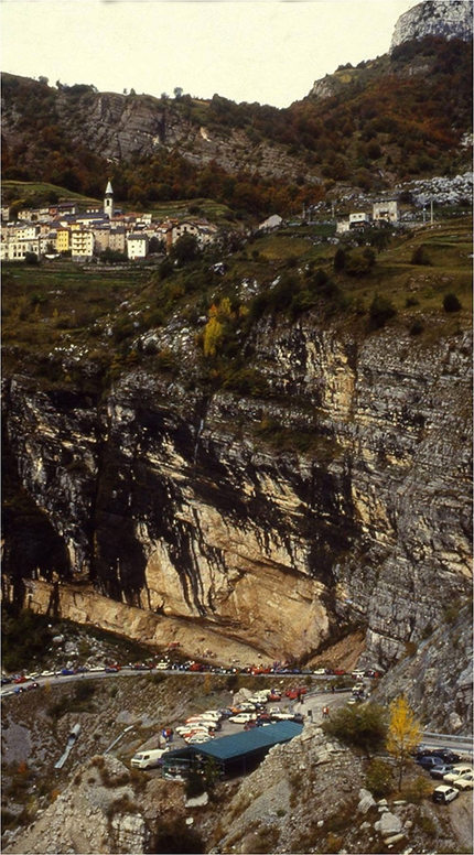 Erto, I ragazzi dello zoo di Erto - I ragazzi dello zoo di Erto: panoramica della falesia di Erto; sopra è visibile il paese di Casso