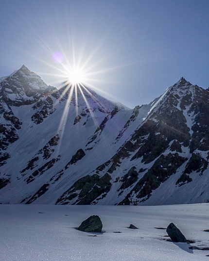 Hansjörg Auer, Lupghar Sar Solo Expedition - il sole sorge sopra Lupghar Sar, la montagna di 7181 metri nel Karakorum, in Pakistan salita in solitaria da Hansjörg Auer