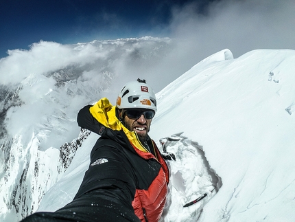 Hansjörg Auer, Lupghar Sar Solo Expedition - Hansjörg Auer in cima al Lupghar Sar West alle 11:30 del 07/07/2018 dopo aver salito in solitaria l'inviolata parete ovest