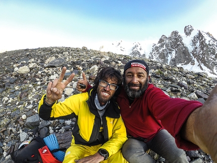 Hansjörg Auer, Lupghar Sar Solo Expedition - Hansjörg Auer e il suo cuoco celebrano dopo la salita in solitaria della parete ovest di Lupghar Sar West, Karakorum, Pakistan