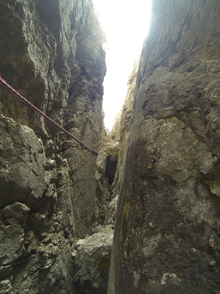 Antelao, Dolomiti, Via Mamabi, Enrico Paganin - Via Mamabi, Antelao, Dolomiti: il camino con roccia friabile