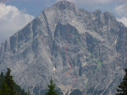 Antelao, Dolomiti, Via Mamabi, Enrico Paganin - Antelao, Dolomiti: in rosso la Via Direttissima Centrale aperta in solitaria da Riccardo Bee (24-25-26 Novembre 1980), in verde via Mamabi