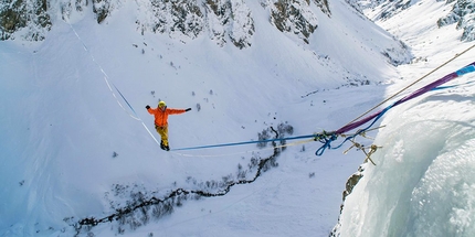 Slackline tra due cascate di ghiaccio per Lukas Irmler e Pablo Signoret