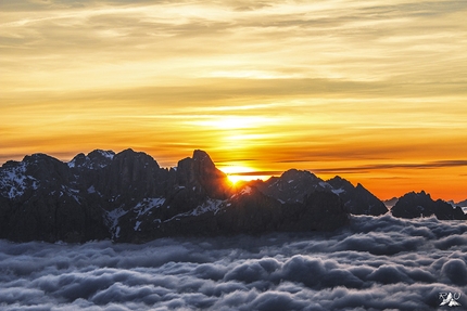 Ruggero Alberti fotografo, Dolomiti - Le Dolomiti di Ruggero Alberti: foto scattata da Cima Folga, all'alba. Sullo sfondo le Pale di San Martino (Sass Maor, Pala di San Martino, Cima Madonna) ecc ed il mare di nuvole che copre la Valle del Primiero