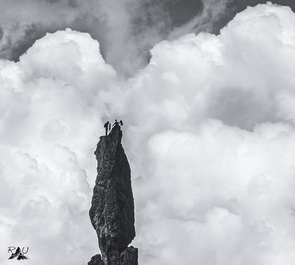 Ruggero Alberti fotografo, Dolomiti - Le Dolomiti di Ruggero Alberti: Due alpinisti sul Gendarme, piccolo birillo di roccia posto a sua volta al di sopra del Dente del Rifugio. Non lontano dal Rifugio Treviso