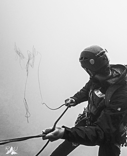 Ruggero Alberti fotografo, Dolomiti - Le Dolomiti di Ruggero Alberti: Valerio Zeni, sotto la pioggia e nella nebbia prepara le doppie in discesa dallo spigolo Khan, Cima Madonna