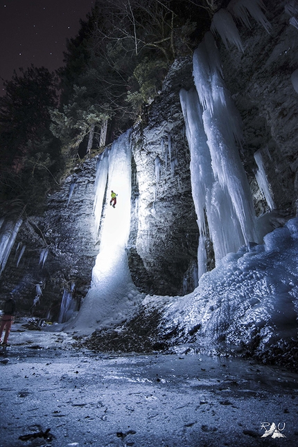 Ruggero Alberti fotografo, Dolomiti - Le Dolomiti di Ruggero Alberti: la Guida Renzo Corona sale per la prima volta la cascata 'Bait Nait' in Val Noana