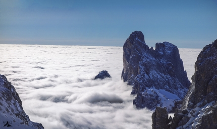 Ruggero Alberti fotografo, Dolomiti - Le Dolomiti di Ruggero Alberti: Sass Maor e Cima Madonna come due scogli emergono dal mare di nuvole