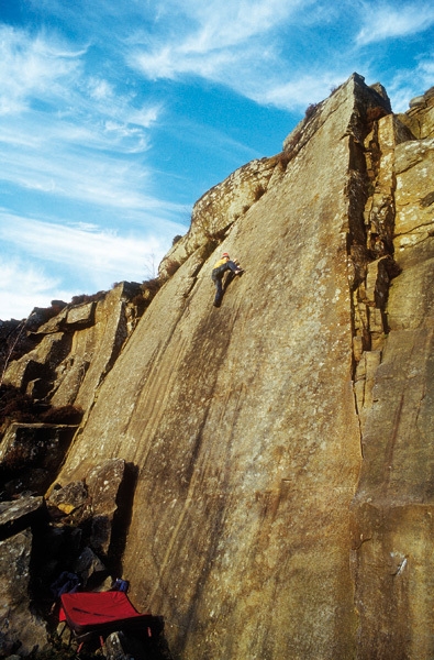 Froggatt Edge - Ben Bransby senza corda su Downhill Racer E4 6a, Froggatt Edge, Inghilterra