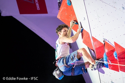 Stefano Ghisolfi climbs to Chamonix at his feet