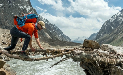 Dasbar Valley, Pakistan, Bas Visscher, Danny Schoch, Ruud Rotte, Menno Schokker - Kachqiant, Dasbar Valley, Pakistan: attraversando il fiume vicino al campo base