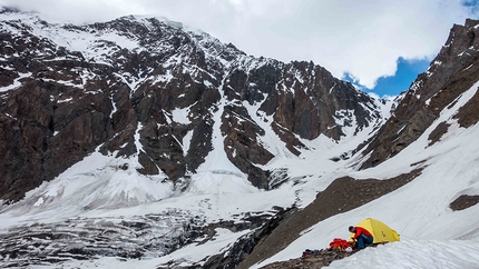 Dasbar Valley, Pakistan, Bas Visscher, Danny Schoch, Ruud Rotte, Menno Schokker - Kachqiant, Dasbar Valley, Pakistan: campo sotto Chiantir Chish. La cresta sulla destra è stata scelta come linea di salita