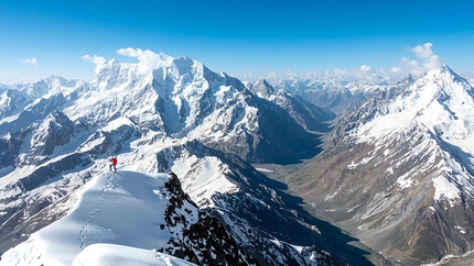 Dasbar Valley, Pakistan, Bas Visscher, Danny Schoch, Ruud Rotte, Menno Schokker - Dasbar Valley, Pakistan: Ruud Rotte sul Chiantir Chish. Kachqiant (5990m sulla destra) e Ghamobar Zom (6400m, sulla sinstra)