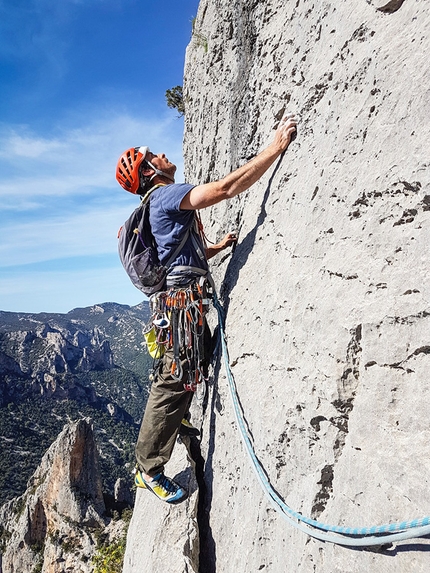 Via Dell'Unicorno, Codula di Luna, Sardegna, Luca Rossi - Via Dell'Unicorno alla Parete di Donneneittu, Codula di Luna, Sardegna: prima della placca verticale di uscita